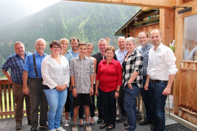 Das Team der Bezirkslandwirtschaftskammer Landeck mit Familie Reinalter, Bezirksobmann Elmar Monz, Bezirksbäuerin Gertrud Denoth, Kammerdirektor Ferdinand Grüner, Bezirksstellenleiter Peter Frank und Präsident Josef Hechenberger. | Foto: LK Tirol/Haaser