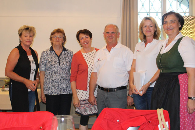 Nach der Übergabe von links: Josefa Striegl, Christine Amatschek, Susanne Hoffelner, Franz Mair, Monika Felbermayr und Marianne Hochmayr. | Foto: Goldhaubengruppe Kremsmünster