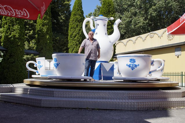 Wie Alice im Wunderland kann man bei Franz Reinhardt eine Reise in den Kaffeetassen antreten.