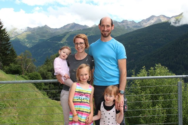 Sarah und Gerhard Siegele mit ihren Töchtern.