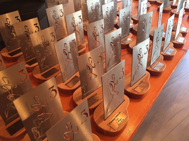 Die neuen Hauptlauf-Siegerpokale glänzen im Nirosta-Holz-Design.