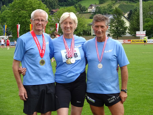 Hans Strasser, Maria Kalcher und Werner Glockengießer (v.l.) mit ihren Medaillen.