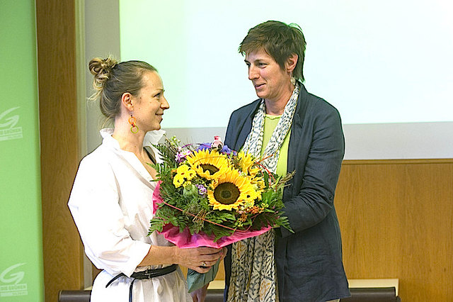 LH-Stv. Astrid Rösler gratuliert Christine Steger.
