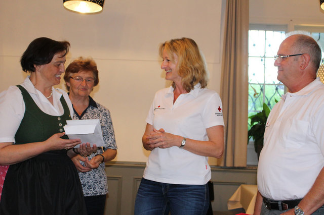 Bei der Übergabe der 2.200 Euro von links: Obfrau Marianne Hochmayr, Christine Amatschek, Monika Felbermayr und Franz Mair.