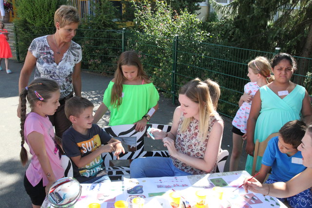 Schminken, neudeutsch "facepainting", machte viel Spaß