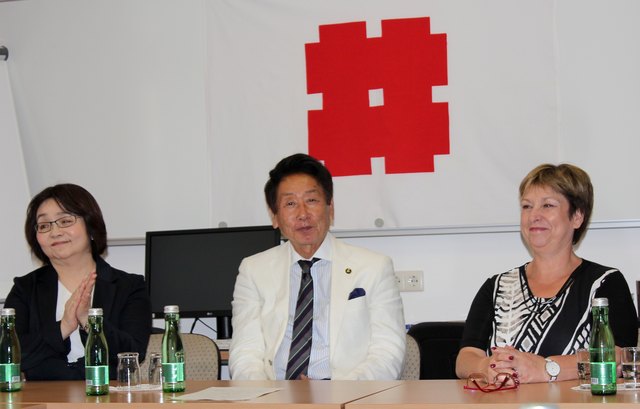 Vize-Bürgermeisterin Noriko Tsuji und Bürgermeister Shigemitsu Hosoe mit Bezirksvorsteherin Gabriele Votava vor dem Wappen der Partner-Stadt Gifu