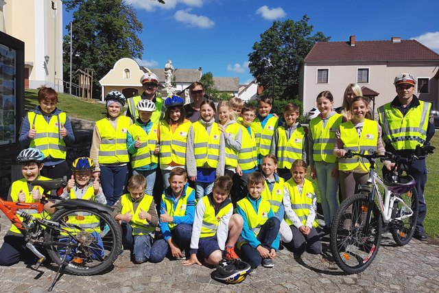 Foto: Schüler der 4. Klasse Volksschule, die Polizisten Christian Zimmermann und Martin Lebinger, Lehrerin Eva Ertl sowie Katrin Wandl von der Raiffeisen-Bankstelle Lichtenau. Foto: Volksschule Lichtenau