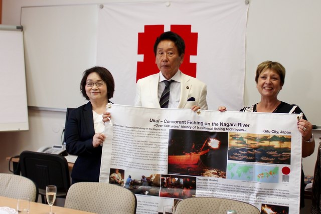 Vize-Bürgermeisterin Noriko Tsuji und Bürgermeister Shigemitsu Hosoe haben Gabriele Vovata ein Plakat zum Kormoranfischen mitgebracht