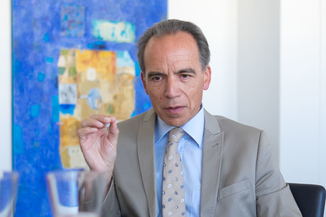 Günter Thumser: "Wir alle könnten ohne Chemie nicht existieren. Ob das Kunststoffe, Schmiermittel, Haarfärbemittel, Waschmittel oder Reinigungsmittel sind: Chemie ist überall und Chemie ist durchaus positiv."