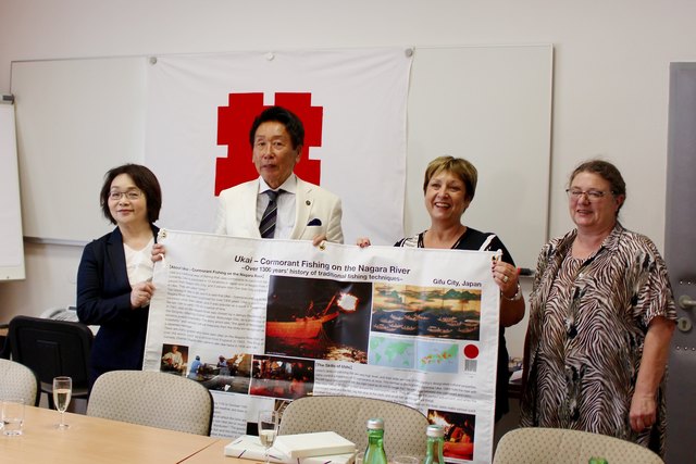 Vize-Bürgermeisterin Noriko Tsuji und Bürgermeister Shigemitsu Hosoe haben Gabriele Vovata ein Plakat zum Kormoranfischen mitgebracht
