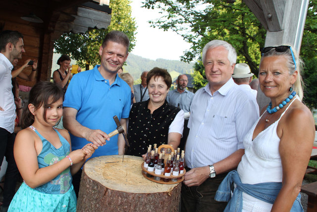 Edle Brände und Liköre tischte Bernadetta Hönickl (3.v.r.) auf.