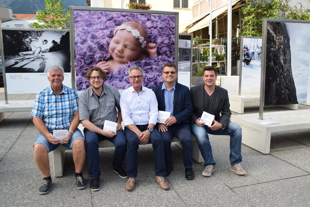 Gemeinsam freute man sich die Ausstellung am Landecker Stadtplatz zu eröffnen.