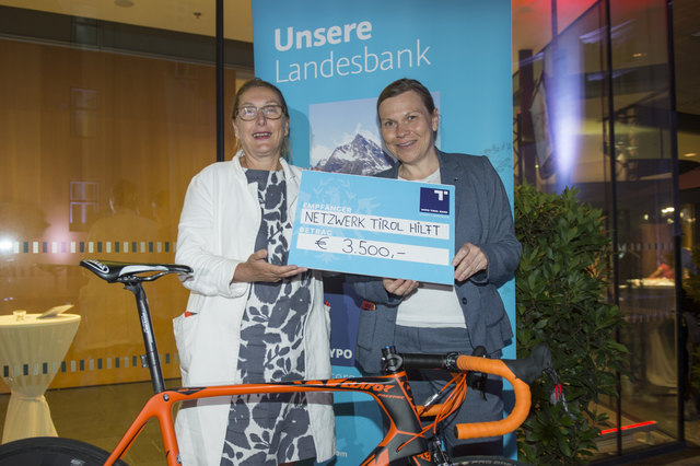 Scheckübergabe durch Hypo Tirol Marketingleiterin Angelika Fröhlich an Landesrätin Christine Baur.