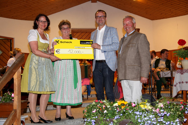 Bei der Scheckübergabe: Daniela Gutschi (GF Salzburg), Resi Steiner, Hermann Hagleitner (GF Salzburg) und Paul Ganahl von Regionalausschuss Zell am See).