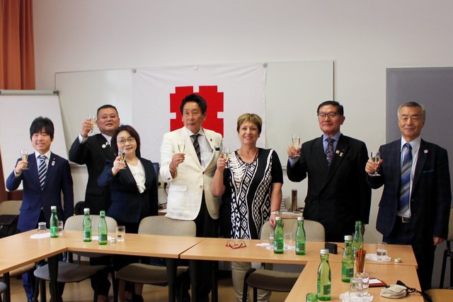 Die Delegation von Meidlings langjähriger japanischer Partnerstadt Gifu zu Besuch bei Bezirksvorsteherin Gabriele Votava