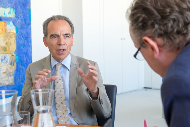 "Industrie 4.0 killt keine Jobs", sagt Thumser. "Allerdings erfordert Industrie 4.0 eine viel höhere Qualifikation. Heute benötigen wir oft schon Mitarbeiter mit zweifacher Handwerksausbildung wie etwa Maschinenbauschlosser und Mechatroniker." | Foto: Arnold Burghardt