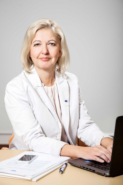 Schwechats AMS-Chefin Gabriele Fälbl analysiert posituve Entwicklung am Arbeitsmarkt.