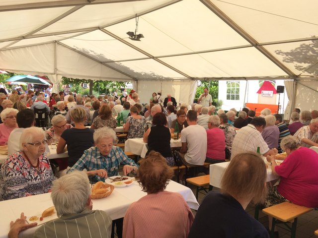 Grillspezialitäten aus der Menda-Küche verwöhnten die Gäste beim traditionellen Sommerfest.