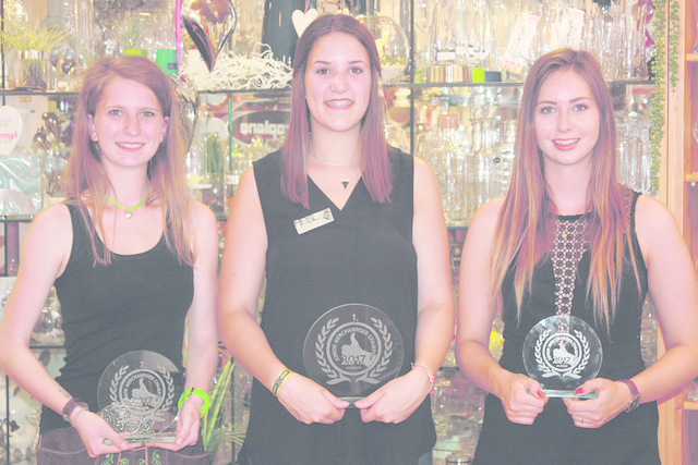 Die Top drei Platzierten: Jacqueline Santner mit der Siegerin Magdalena Schnöll und Victoria Außerdorfer.
