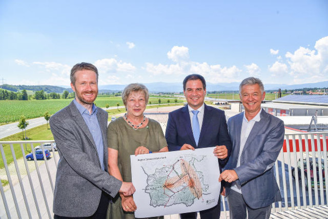 Lasse Kraack, LAbg. Helga Kügerl, LH-Stv. Michael Schickhofer und LAbg. Peter Tschernko (v.l.) stellten in Wettmannstätten die Auswirkungen des neuen Regionalentwicklungsgesetzes vor.  | Foto: Land Steiermark/Bektaš