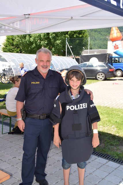 Chefinspektor Franz Meißl gab Vallens von der VS St. Jakob Einblicke in den Polizistenalltag. | Foto: Angelika Pehab
