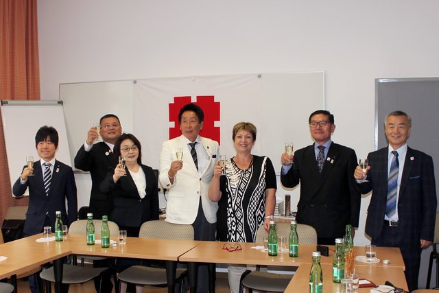 Die Delegation von Meidlings langjähriger japanischer Partnerstadt Gifu zu Besuch bei Bezirksvorsteherin Gabriele Votava