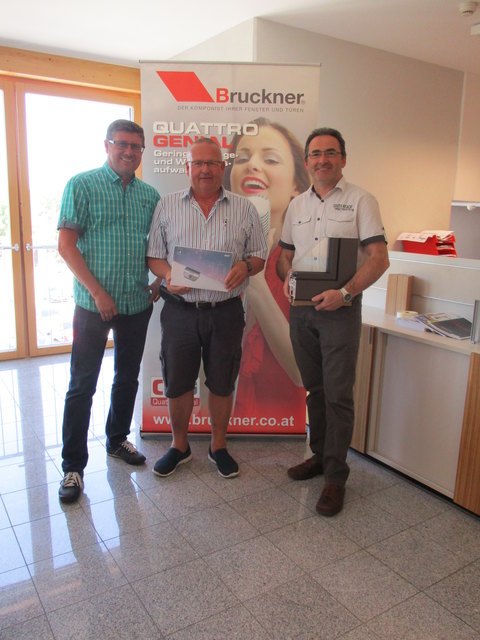 Harald Resch gratuliert der Bruckner-Firmenleitung zum Gewinn des
Tablets, der im Rahmen der Kampagne ´AMS on Tour´ verlost wurde.