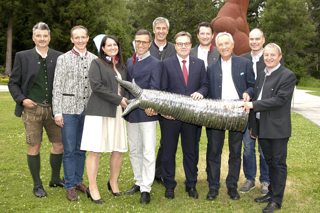 Kurt Tropper (li.) und Bettina Geisl (3. v. li.), weitere Preisträger, Joe Margreiter, LH Günther Platter.