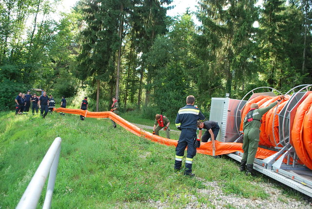 Alle Einsatzkräfte waren rasch vor Ort und konnten beginnen eine Ölsperre zu errichten. | Foto: BFV Leoben/Schönauer