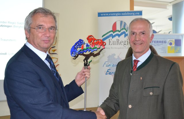 Emmerich Riesner übergibt das „EuRegio-Zepter“ an Bergheims Bürgermeister Hans Hutzinger.