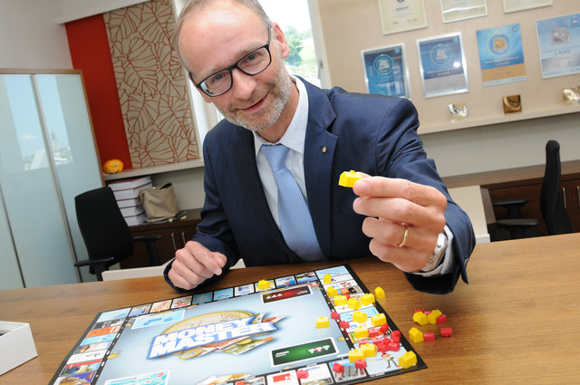 Wer eine Immobilie kaufen will, braucht – anders als beim Spiel Moneymaster – nicht Glück im Spiel, sondern eine genaue Haushaltsrechnung, sagt Sparkassen-Vorstandsdirektor Christoph Paulweber.