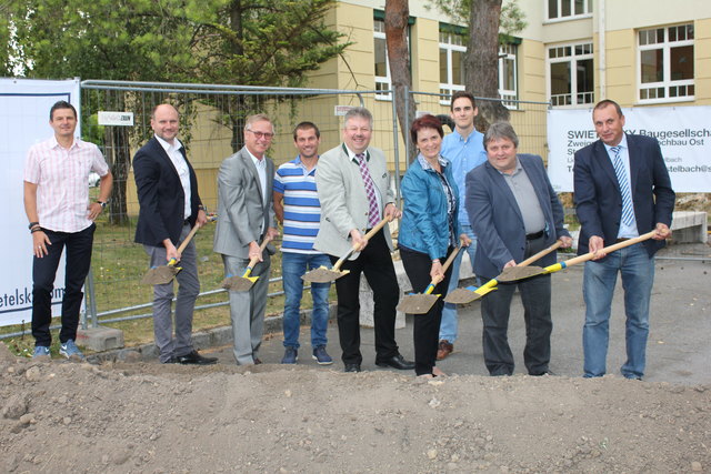 Vertreter des Schulverbandes, der Baufirma Swietelsky und Architekt Zita bei der Spatenstichfeier an der Mittelschule Poysdorf.