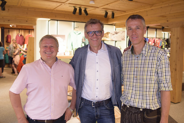 Gelungene Eröffnung: Patrick Pangratz (Intersport Arlberg), Mathias Boenke (GF Intersport Österreich) und Michael Ess (Intersport Arlberg) (v.l.). | Foto: Pressearena/Westreicher