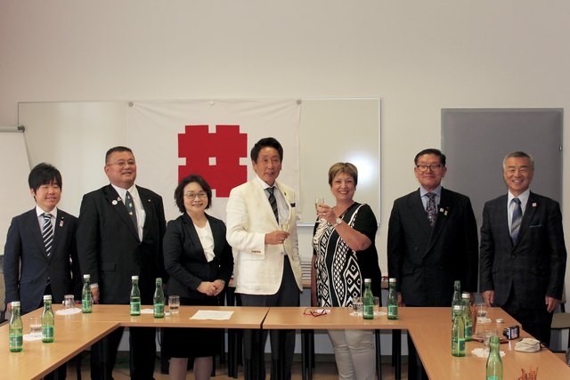 Die Delegation von Meidlings langjähriger japanischer Partnerstadt Gifu zu Besuch bei Bezirksvorsteherin Gabriele Votava