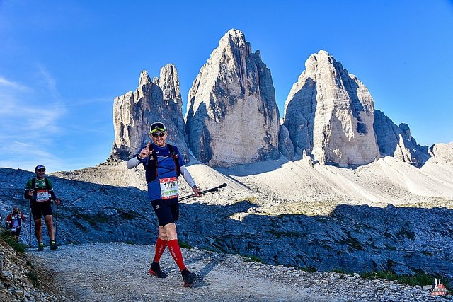 Fredl Zitzenbacher vor den drei Zinnen: Der Ultraläufer absolvierte 119 Kilometer und acht Bergpässe in weniger als 24 Stunden.