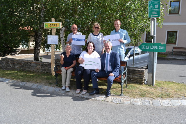 Mitfahrbankerl in St. Leonhard (Sitzend v.l.n.r.): Pauline Strauch, Bgm. Eva Schachinger, LR Karl Wilfing; Stehend: Fritz Wiesinger, Silvia Aschauer, Martin Frank), Copyright: NÖ.Regional.GmbH/ Martin Frank