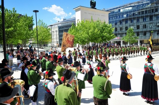 Hervorragender Auftritt der Schützenkompanie und der Musikkapelle Axams beim landesüblichen Empfang.