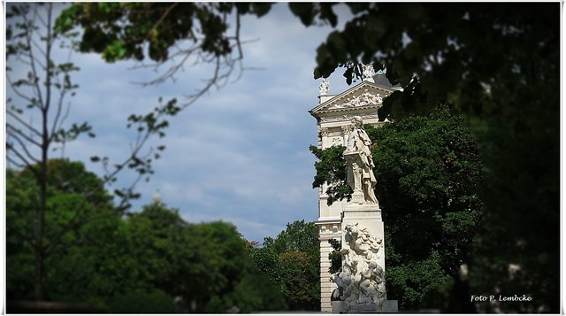 Das Mozart-Denkmal im Burggarten - bitte im Vollbild betrachten.