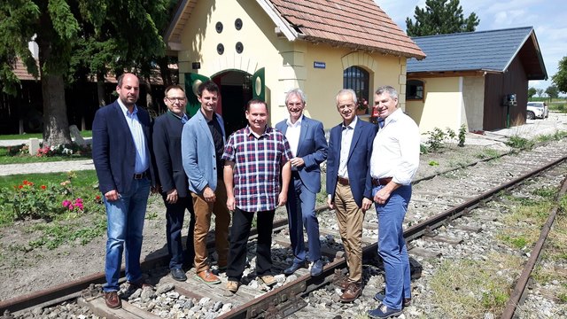 Günter Prazda (Mitte) betreibt das Museum seit mehreren Jahren.