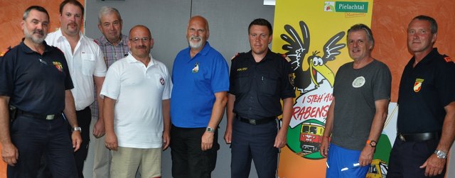 Johann-Rudolf Schönbäck (Verwalter der FF-Rabenstein), Georg Haslinger (Kommandant FF-Rabenstein), Karl Scheikl (Obmann-Stellvertreter vom Pfarr-Gemeinderat), Willi Vorlaufer (Obmann ASBÖ-Rabenstein), Bürgermeister Ing. Kurt Wittmann, Bernhard Schafrath (Kommandant-Stellvertreter Polizeiinspektion Rabenstein), Gottfried Auer (Obmann Pielach-Wasserverband) und Andreas Veitinger (Kommandant FF-Tradigist)