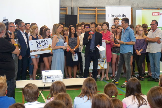 Die "Energiedetektive" der Neuen Mittelschule Neukirchen, im Bild am Mikrofon Direktor Herbert Muhr, erhielten den Österreichischen Klimaschutzpreis Junior 2017.