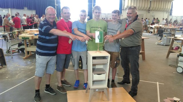In Teamarbeit entstand dieses Werkstück | Foto: Michael Königshofer