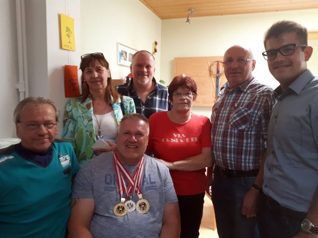 Betreuer Heinz Lehner, Marietta Endresz, Georg Tischler, Fritz Radlspäck, Elisabeth Steiner, Bürgermeister Dir. Hans Schrammel, LAbg. Kilian Brandstätter.