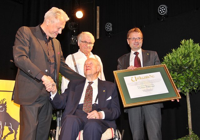 KS Herbert Föttinger erhält Johann-Nestroy-Ring der Stadt Bad Ischl.
Der Johann- Nestroy-Ring 2017 wurde am 1. Juli im altehrwürdigen Lehartheater, in dem Johann Nestroy selbst auf der Bühne gestanden ist oder als Zuseher in der Loge Platz genommen hat, von der Stadt Bad Ischl an den Direktor des Theaters in der Josefstadt, Kammerschauspieler Herbert Föttinger, verliehen.
Die Laudatio hielt Schriftsteller und Nestroyringträger Peter Turrini.
Der Präsident der Int. Nestroygesellschaft, Prof. Dr. Hei