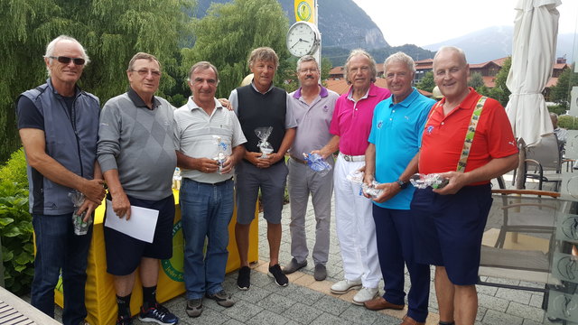 Die Turniersieger mit Dolomitengolf-Geschäftsführer Hermann Unterdünhofen (4.v.r.)