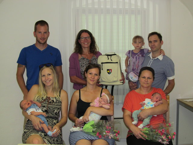 Freuen sich über ihren Nachwuchs: Caroline Kaiser und Thomas Schabasser, Veronika Neußner, Melania-Luminița und Tudorel-Adrian Timiș-Moroșanu mit Tochter Elissa-Teodora.