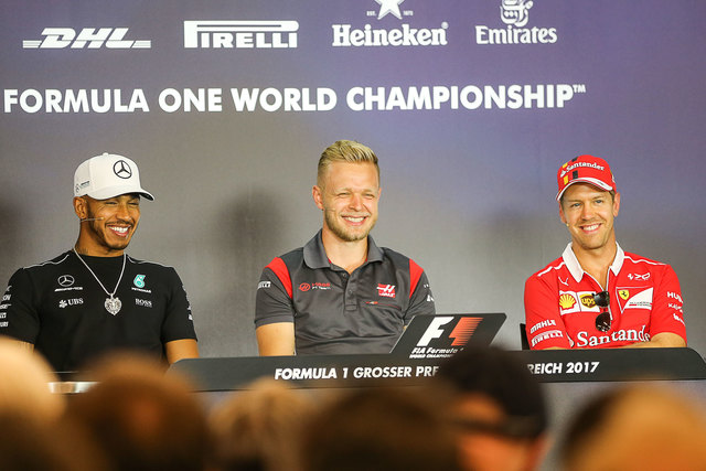 Das Bild trügt - die Stimmung war angespannt. Hamilton, Magnussen, Vettel. Foto: ripu