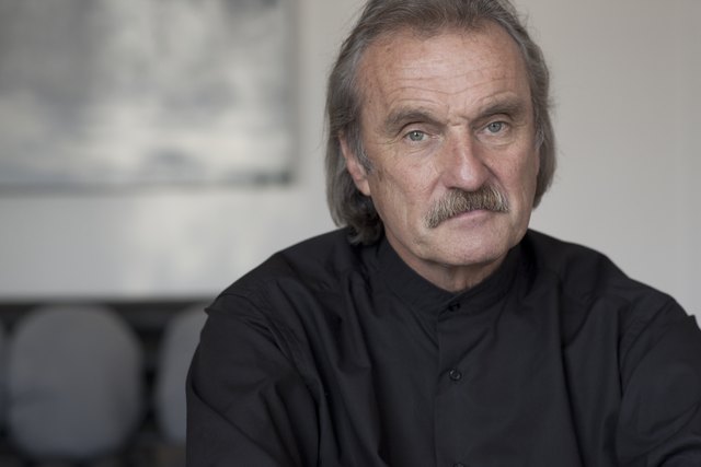 Der österreichische Autor Christoph Ransmayr stellt in seiner Lesung den Roman "Cox oder Der Lauf der Zeit" vor. | Foto: Magdalena Weyrer