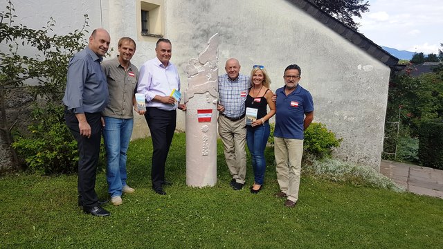 Die Pilger David Zwilling (1. v. l.), Otto Klär (2. v. l.) und Johannes Aschauer (1. v. r.) trafen auf Wals-Siezenheims Bürgermeister und Verteidigungsminister Hans Peter Doskozil.