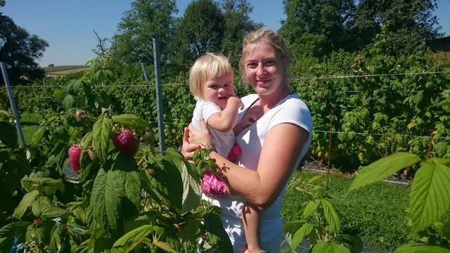 Martina Preitfellner mit Tochter Valerie im eigenen Bio-Beerengarten